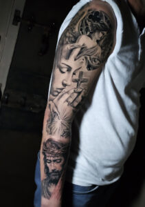 tatouage bras réaliste, thème religieux, jésus, vierge Marie